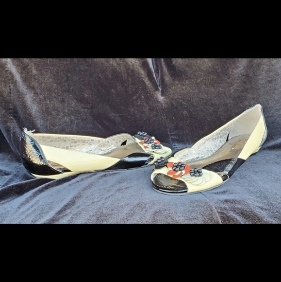 Poetic License London Open Toed Retro Design Leather Flowered Flats. - Picture 14 of 16